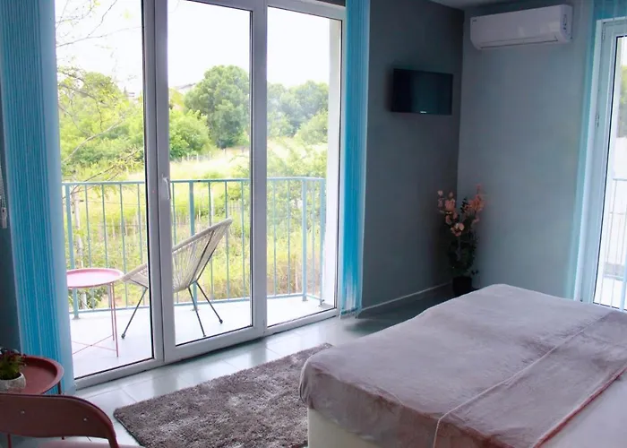 Sunset Art Front בית הארחה